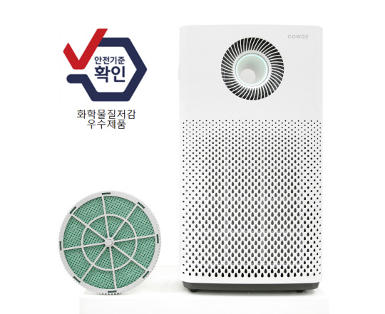 환경부·녹색소비자연대전국협의회가 7일 '화학물질저감 우수제품'으로 선정한 코웨이 공기청정기 필터 이미지. <코웨이 제공>